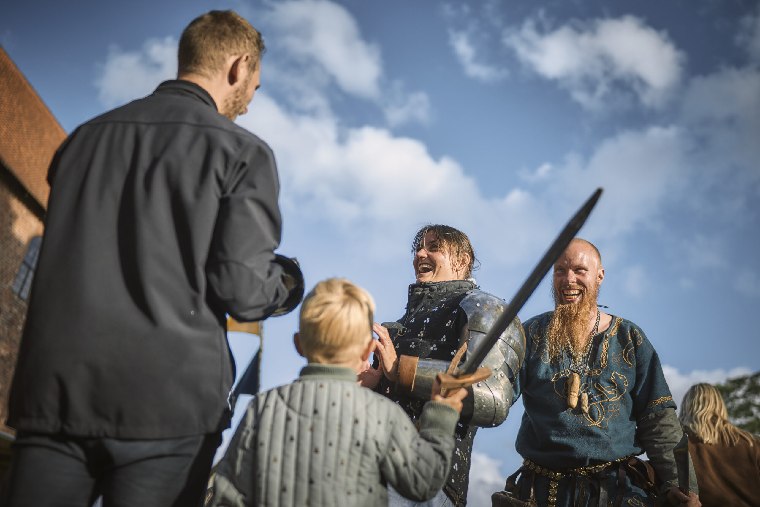 Børn til Danehof med sværd. Foto: Ard Jongsma