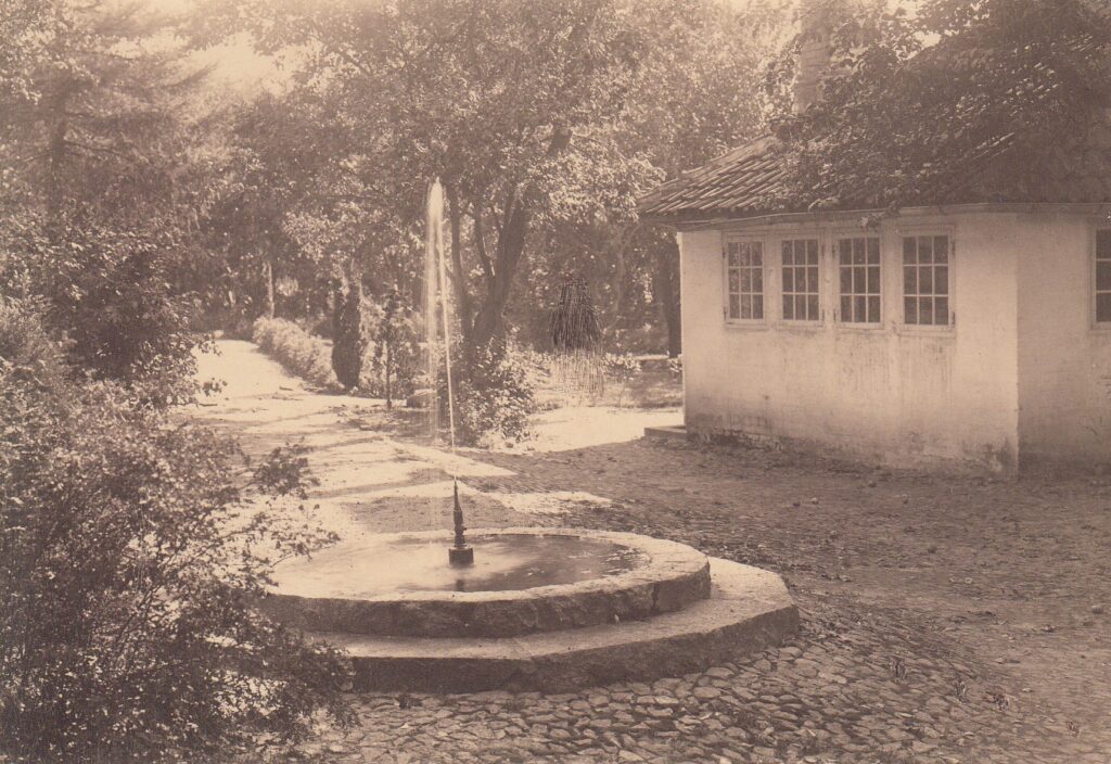 Fotografi af springvandet på Møllebakken, formentlig taget af kunstneren selv eller et familiemedlem omkring 1920. Kerteminde Byhistoriske Arkiv.