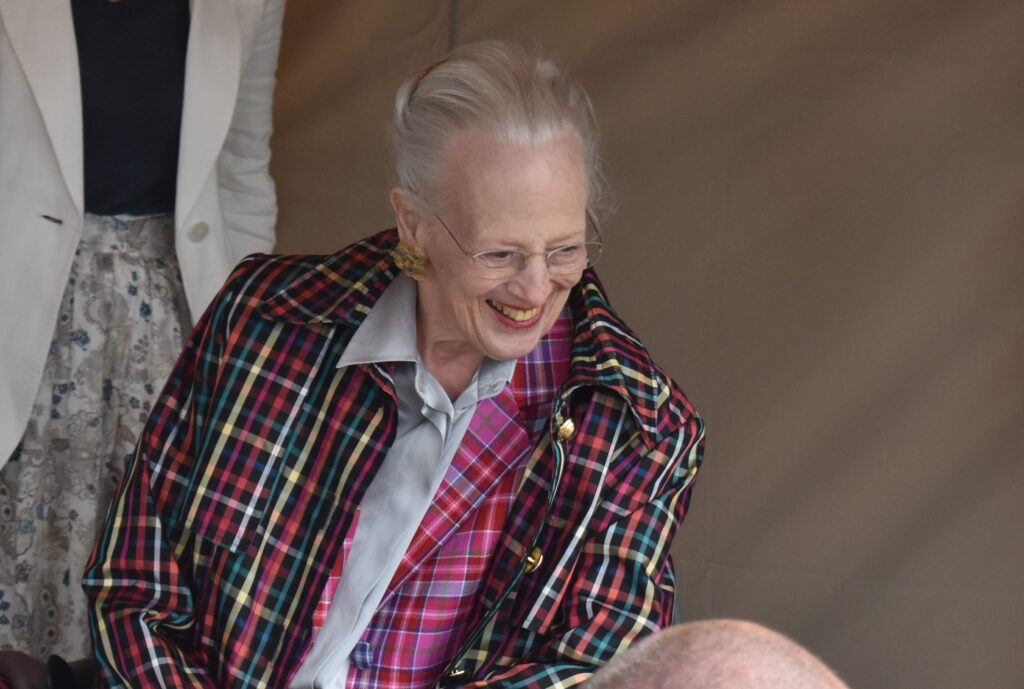 Dronning Margrethe fik mulighed for at følge med i en udgravning på Nyborg Slot. Foto: Østfyn Museer