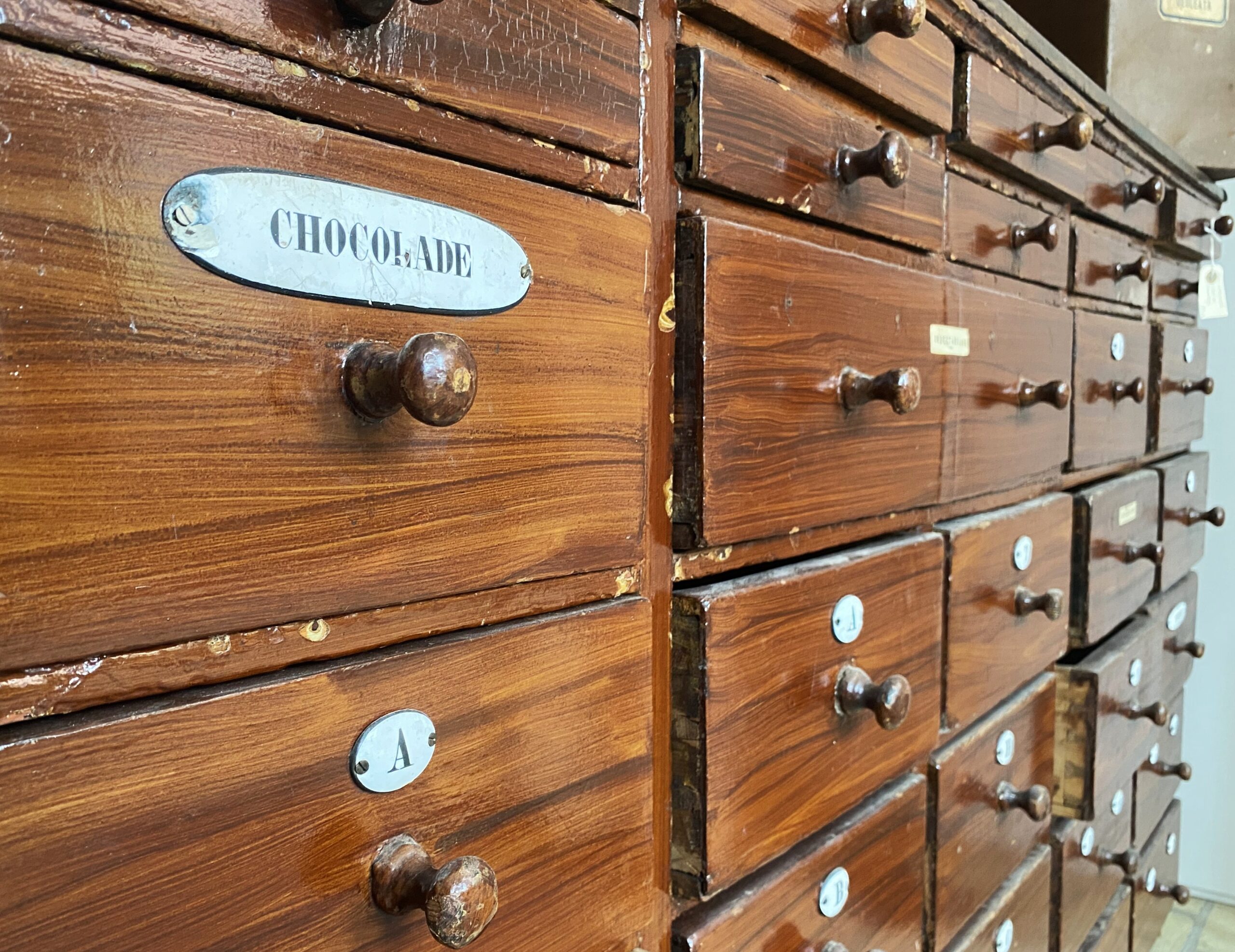 Chokoladeskuffe – foto Østfyns Museer Chokoladeskuffe fra Nyborg Apotek. Foto: Østfyns Museer