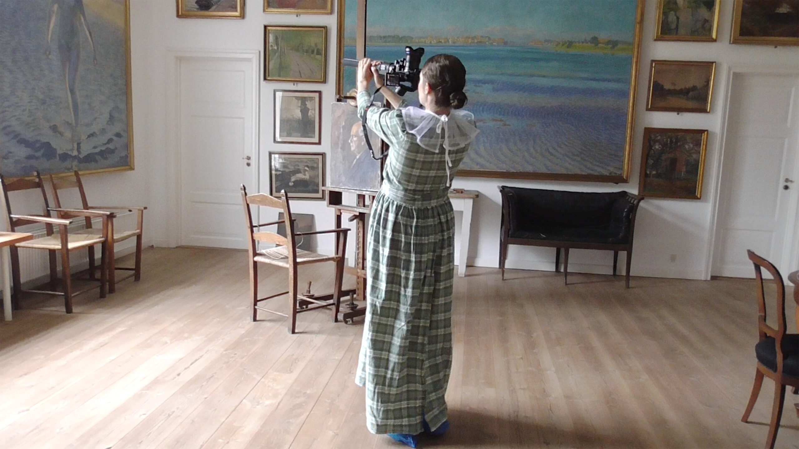 Marie Flarup Kristensen, stillbillede fra videoværket Alhed, kære Alhed. 2026. Filmet af Matilde Søes Rasmussen & Marie Flarup Marie Flarup Kristensen, stillbillede fra videoværket Alhed, kære Alhed. 2026. Filmet af Matilde Søes Rasmussen & Marie Flarup